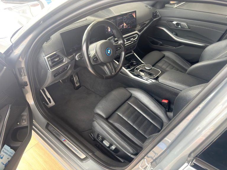BMW Série 3 330e xDrive Touring M Sport - photo 10