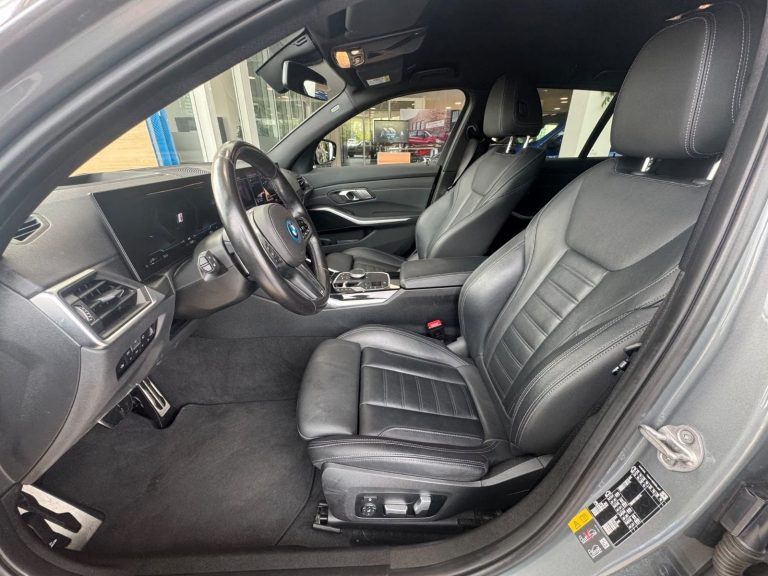 BMW Série 3 330e xDrive Touring M Sport - photo 11