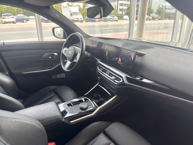 BMW Série 3 330e xDrive Touring M Sport - photo 16