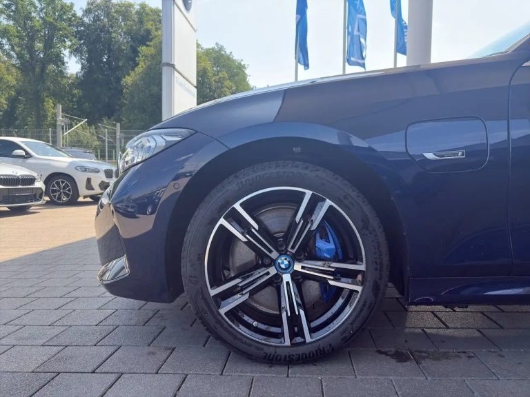 BMW Série 3 330e xDrive Touring M Sport - photo 3