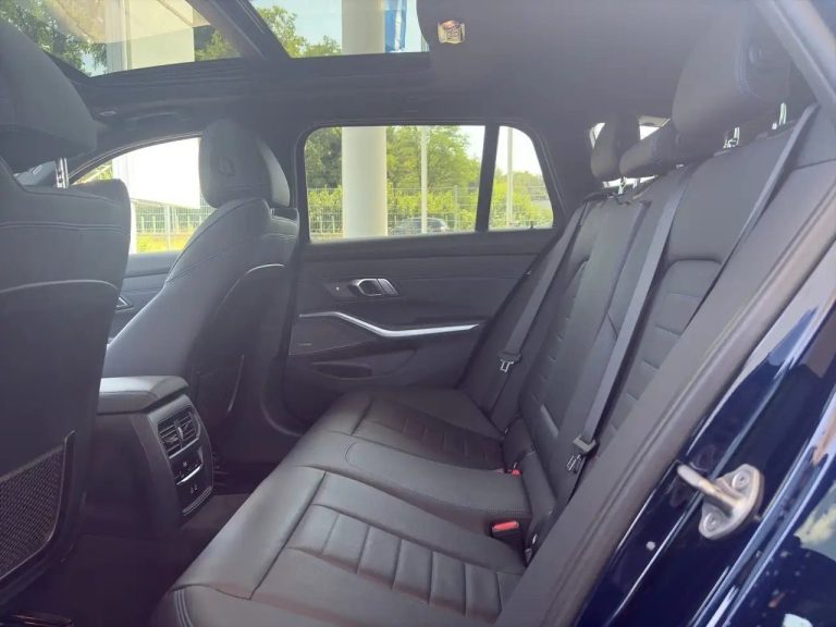 BMW Série 3 330e xDrive Touring M Sport - photo 8