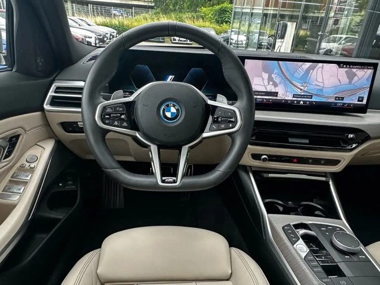 BMW Série 3 330e xDrive Touring M Sport - photo 5