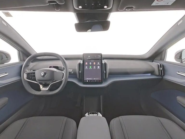 Volvo EX30 Extended Range Plus - photo 3