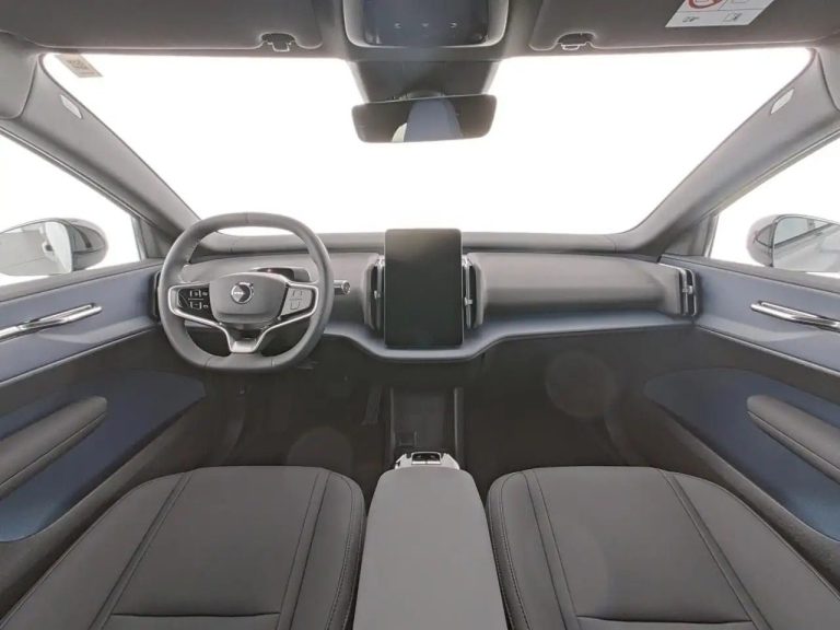 Volvo EX30 Extended Range Plus - photo 3