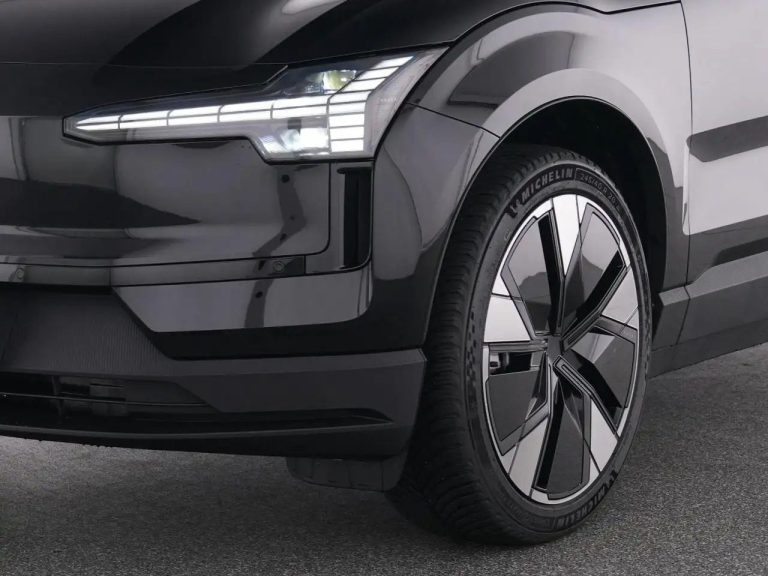 Volvo EX30 Extended Range Plus - photo 8
