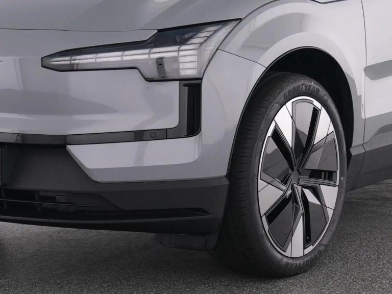 Volvo EX30 Extended Range Plus - photo 8