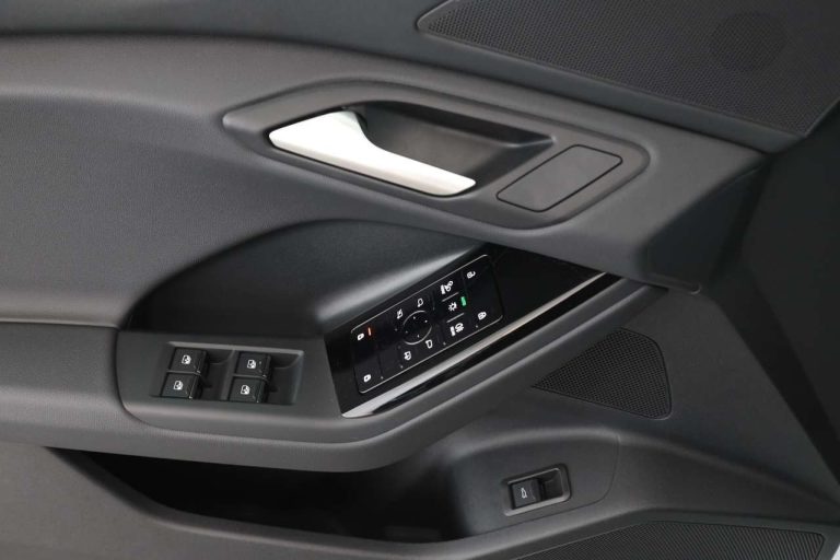 Audi Q6 e-tron 252 ch - photo 11