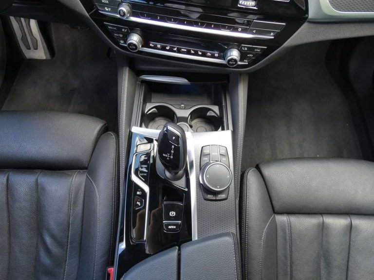 BMW Série 5 530e xDrive Touring M Sport - photo 6