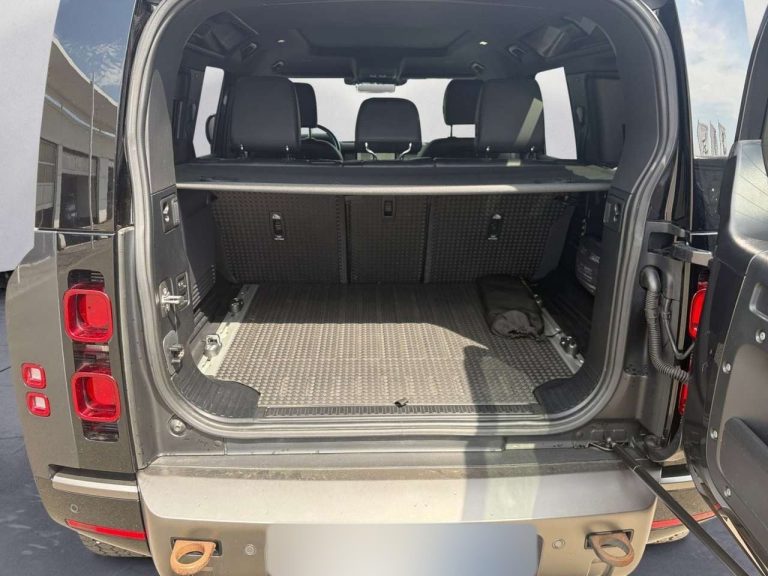 Land Rover Defender 110 D300 X-Dynamic SE - photo 12