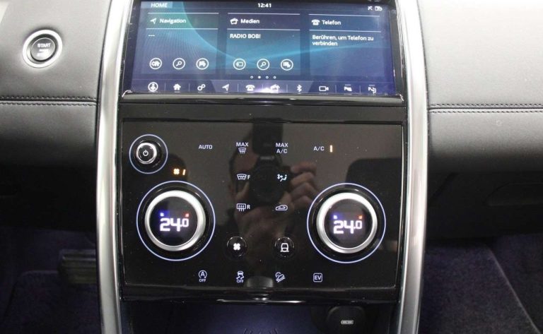 Land Rover Discovery Sport P300e - photo 7