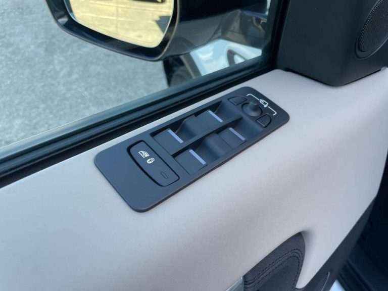 Land Rover Discovery Sport P300e S - photo 12