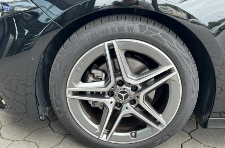Mercedes-Benz Classe A 180 AMG Line - photo 16