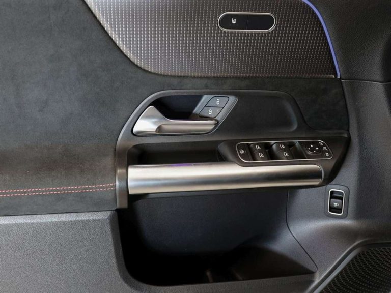 Mercedes-Benz EQA 300 4MATIC AMG Night - photo 11