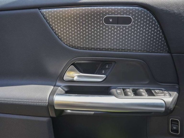 Mercedes-Benz GLA 180 Progressive - photo 11