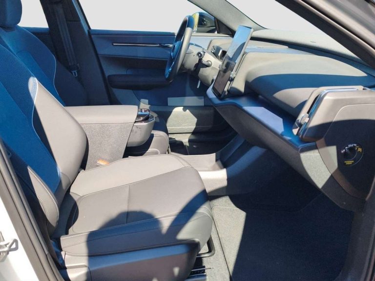 Volvo EX30 Extended Range Plus - photo 10