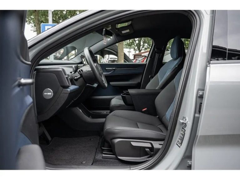 Volvo EX30 Extended Range Plus - photo 13