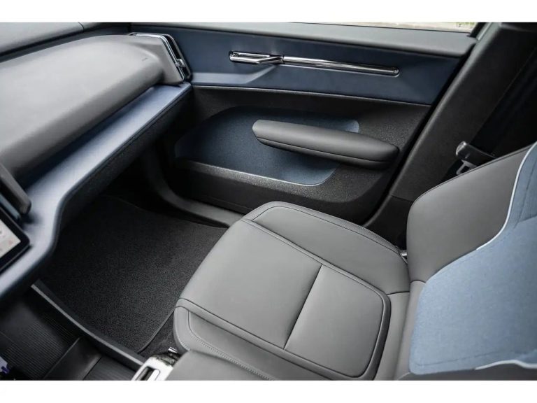 Volvo EX30 Extended Range Plus - photo 17