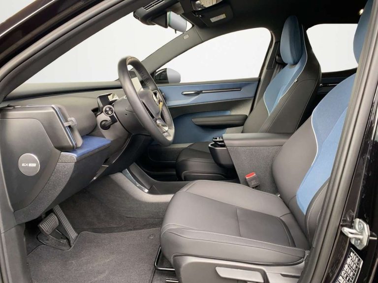 Volvo EX30 Extended Range Core - photo 7