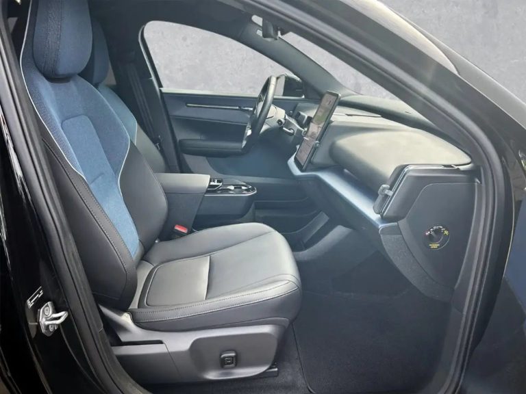 Volvo EX30 Extended Range Plus - photo 3