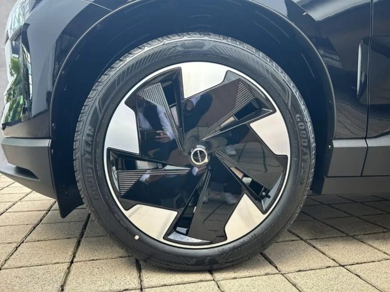 Volvo EX30 Extended Range Plus - photo 9