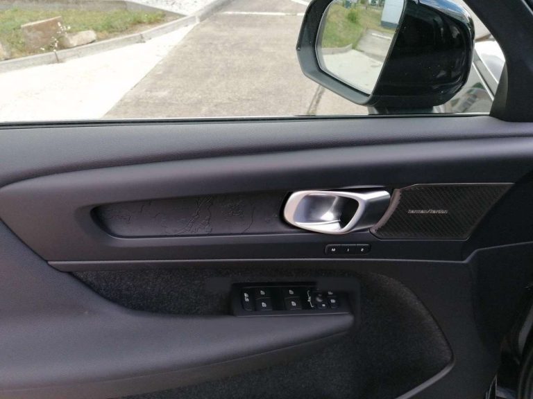 Volvo EX40 Extended Range Black Edition - photo 17