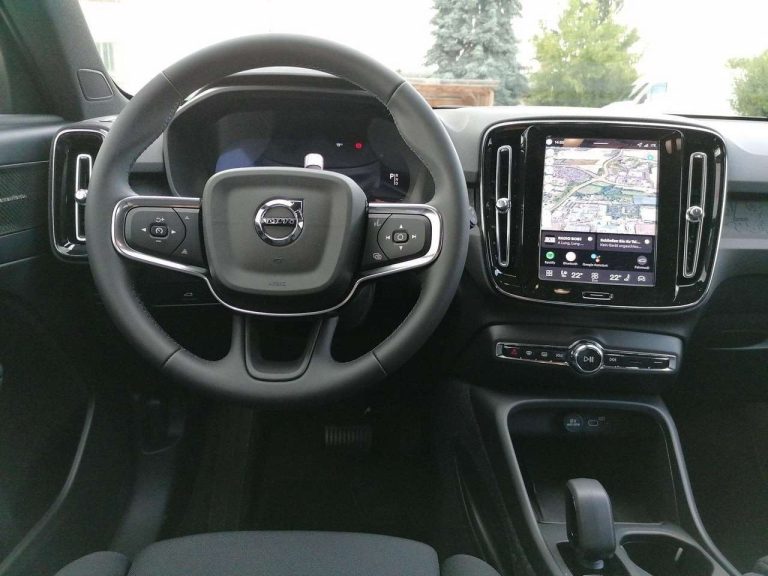 Volvo EX40 Extended Range Black Edition - photo 11