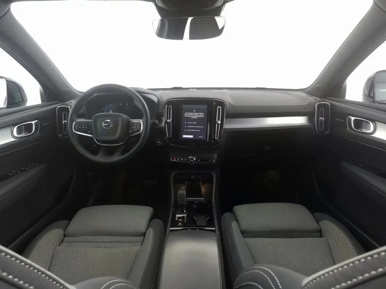 Volvo XC40 B3 Plus Black Edition - photo 3