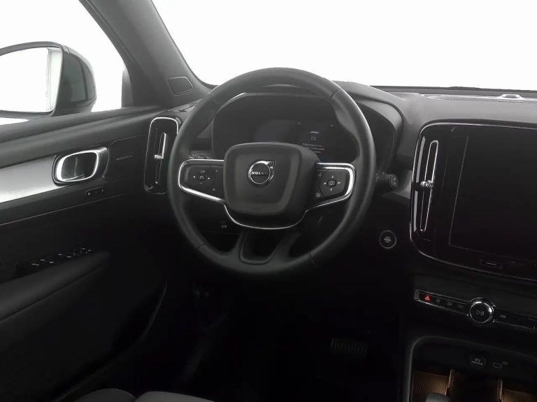 Volvo XC40 B3 Plus Black Edition - photo 4