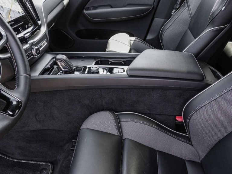 Volvo XC60 T8 Recharge AWD R-Design - photo 11
