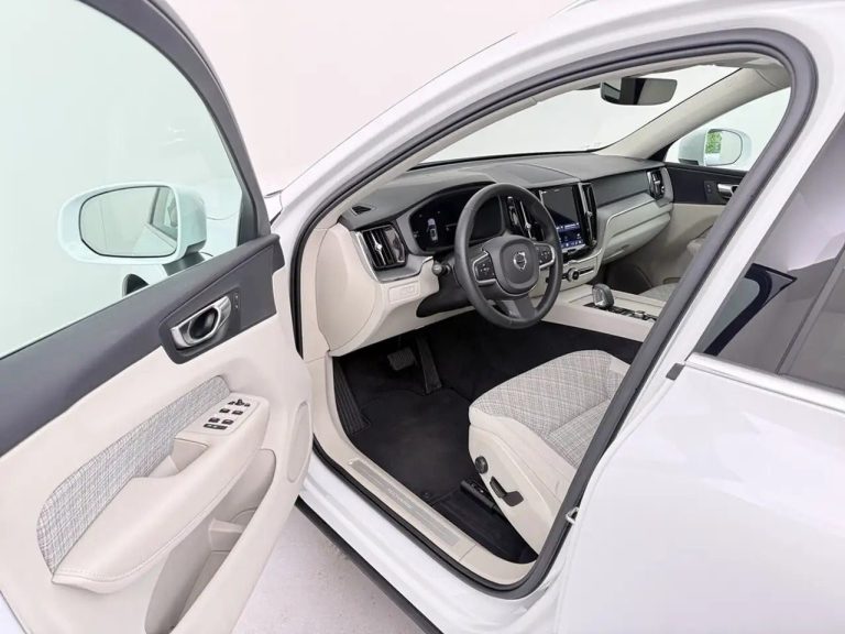 Volvo XC60 T8 Recharge Core AWD - photo 10