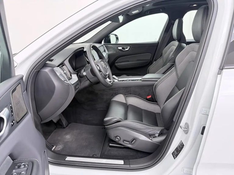 Volvo XC60 Recharge T6 AWD Plus Dark - photo 11