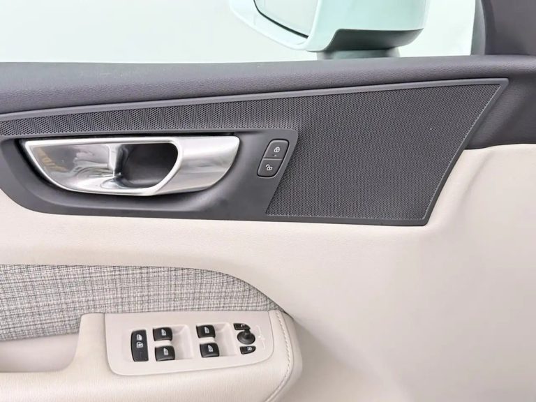 Volvo XC60 T8 Recharge Core AWD - photo 12
