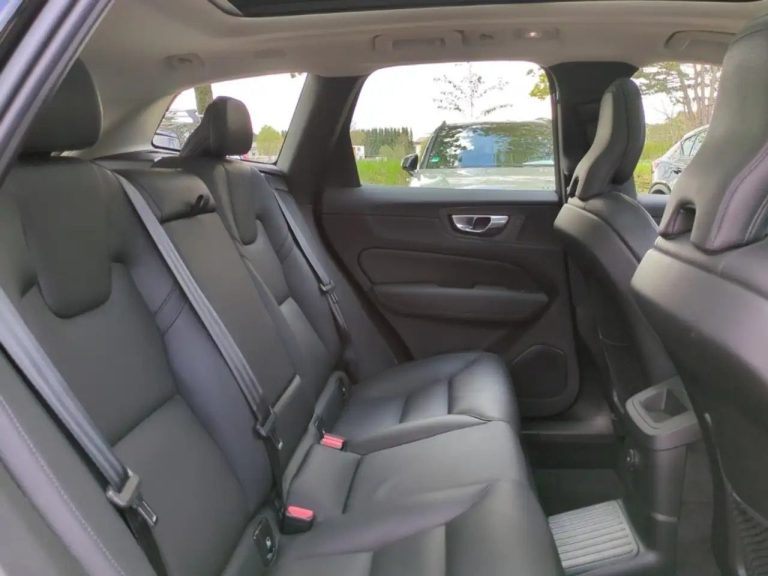 Volvo XC60 Recharge Plug-In Hybrid AWD R-Design - photo 12