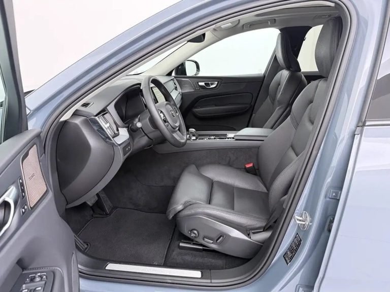 Volvo XC60 Recharge T6 AWD Plus Dark - photo 11