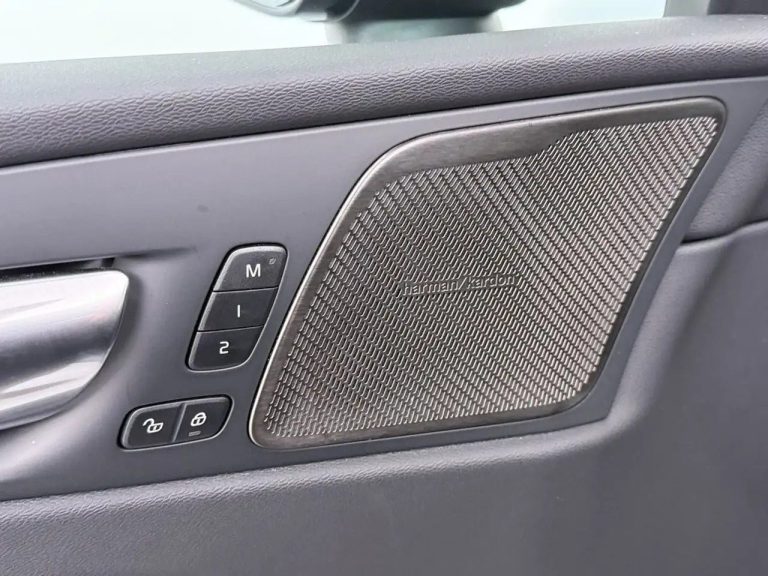 Volvo XC60 Recharge T6 AWD Plus Dark - photo 12