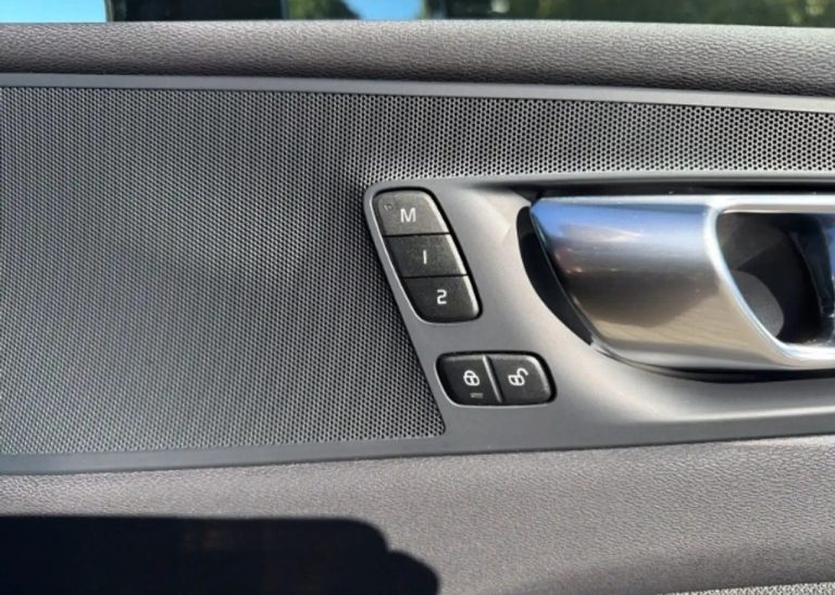 Volvo XC60 T8 Recharge AWD Plus Black Edition - photo 18